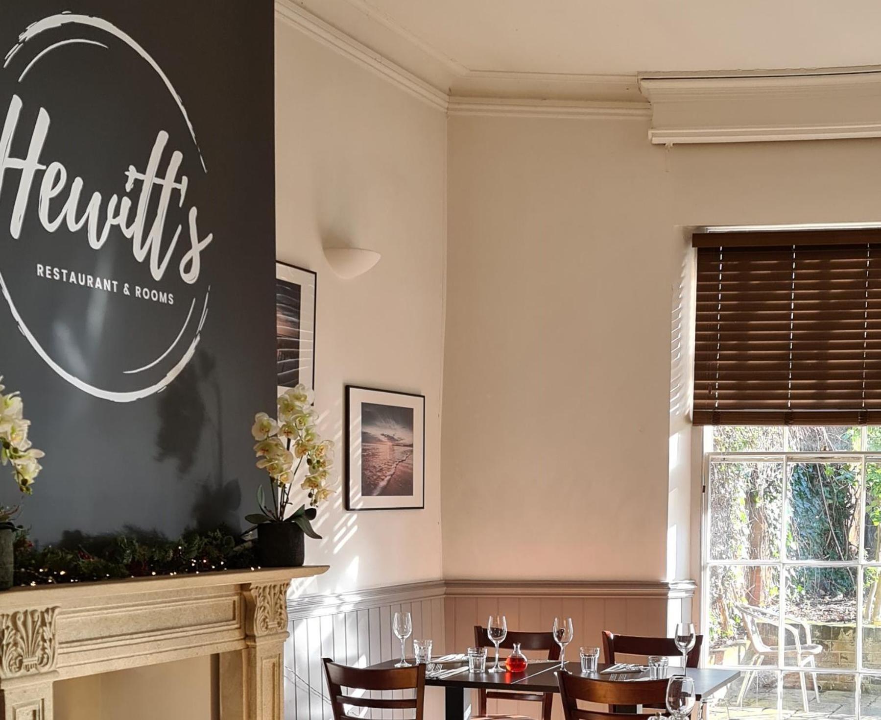 Hewitt'S Restaurant & Rooms Newport  Exterior photo